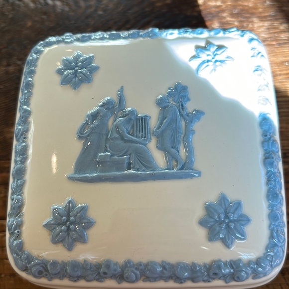 Wedgwood embossed trinket box - Picture 3 of 11